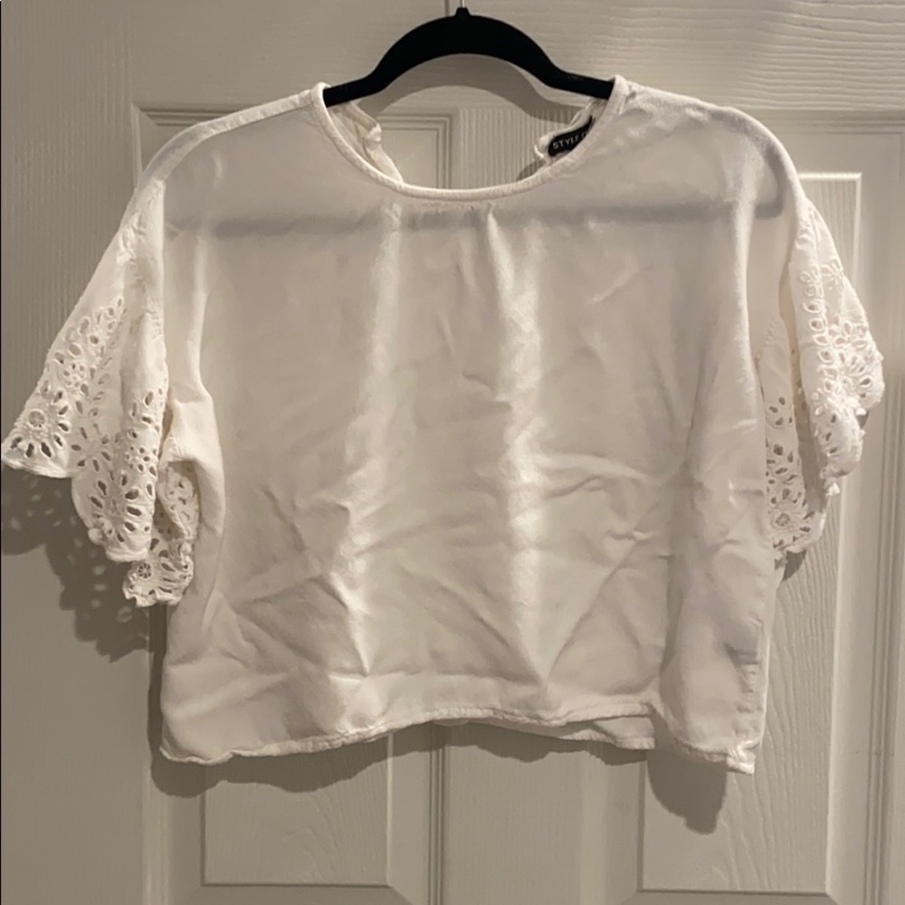 White crop top, with lace puff sleeves